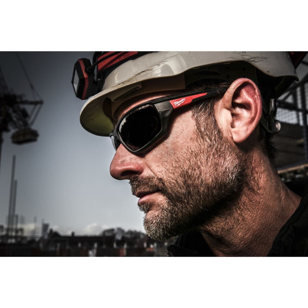 Okulary ochronne premium Milwaukee | Performance Tinted Safety Glasses | Great Price | Online Store - Norwit.pl